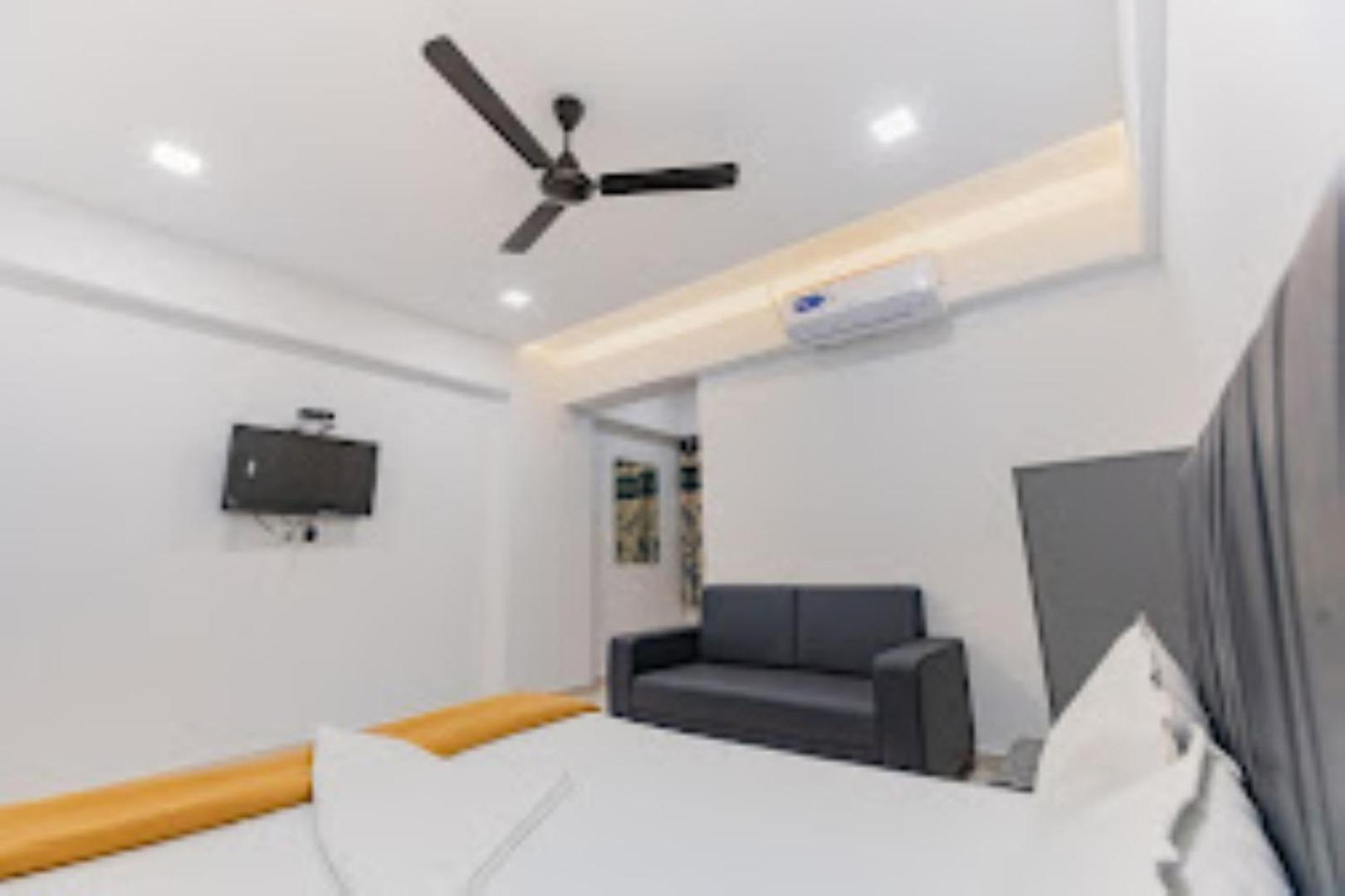 Lennox Hotel , Surat Ngoại thất bức ảnh