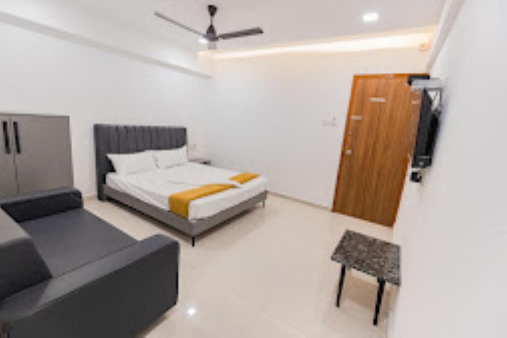 Lennox Hotel , Surat Ngoại thất bức ảnh