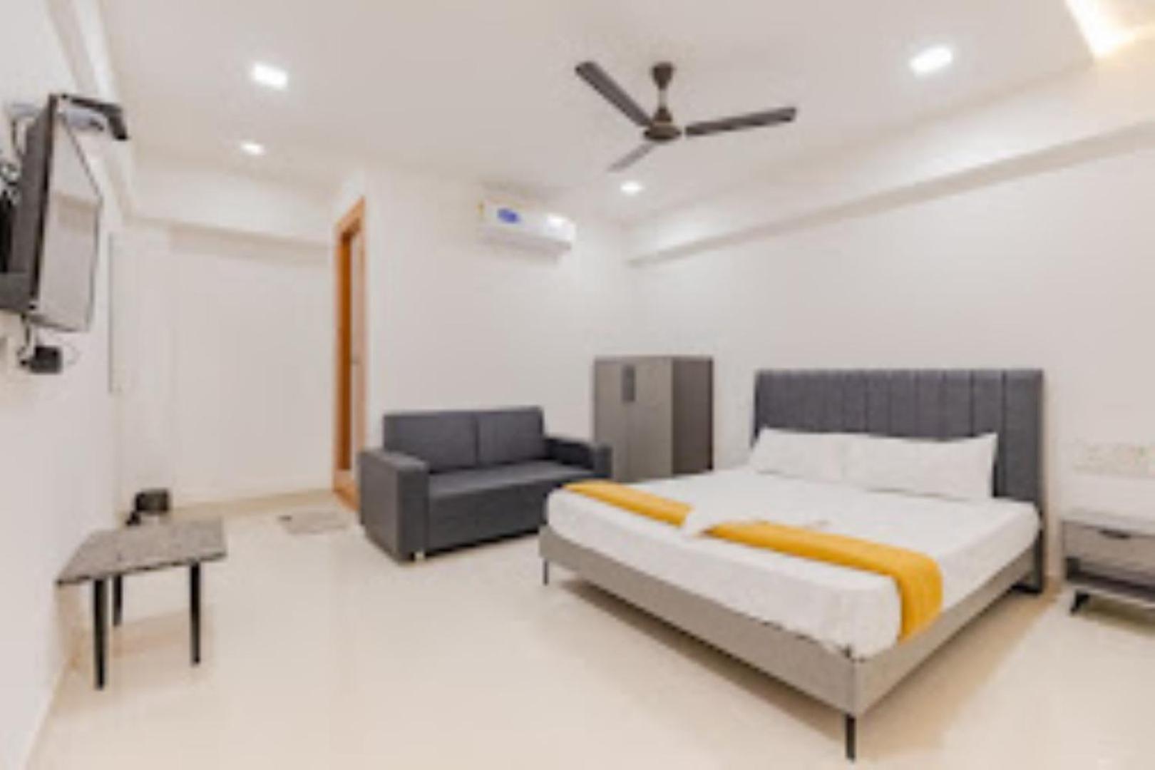 Lennox Hotel , Surat Ngoại thất bức ảnh